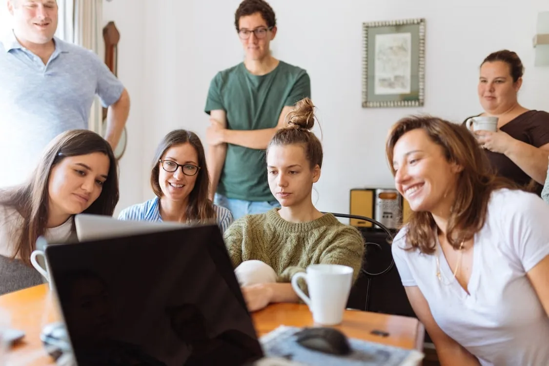 Profesionales eligiendo el mejor software para su negocio